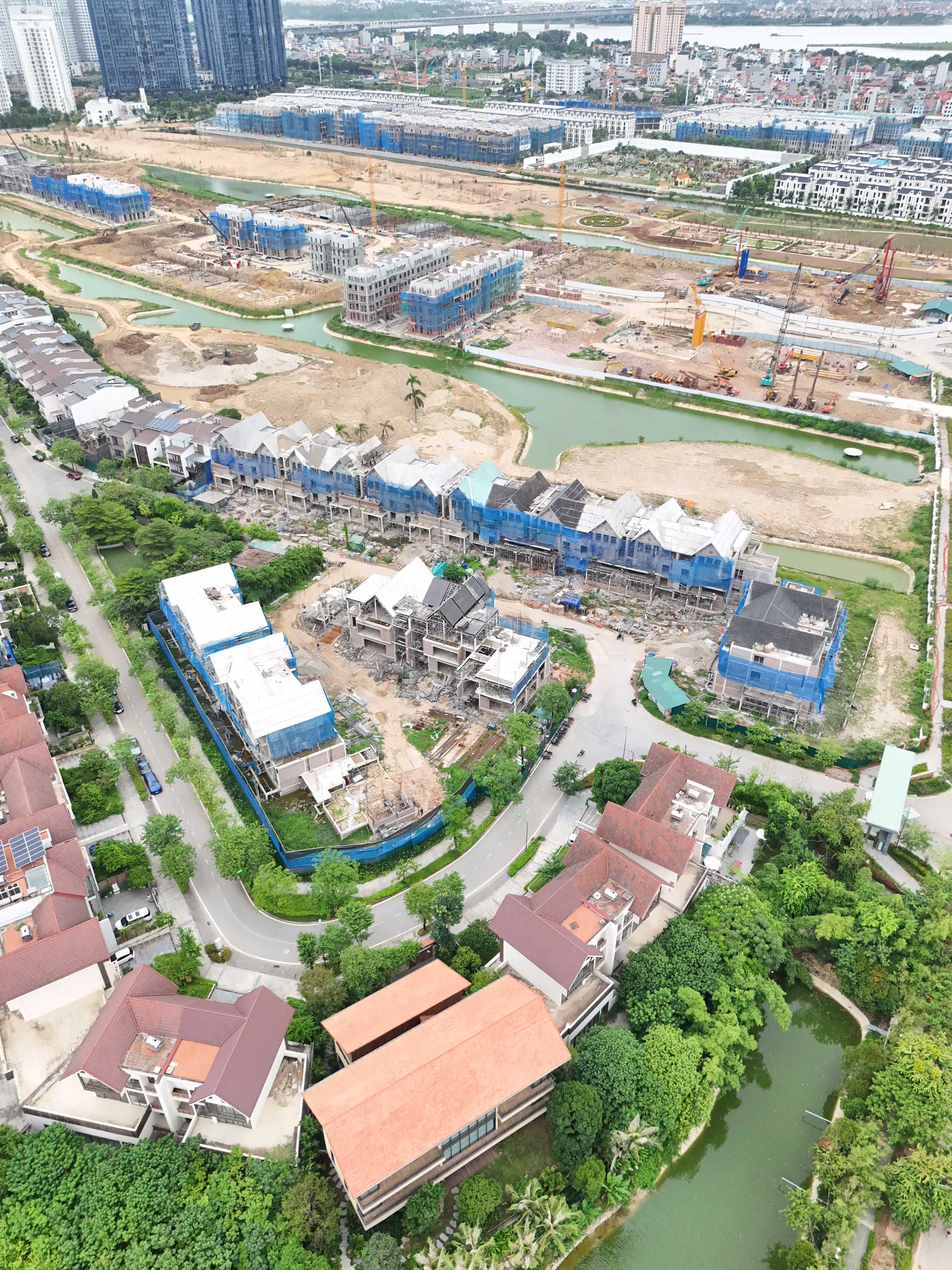So Sánh Giá Biệt Thự Tây Hồ - Ciputra 2026: Dòng Tiền Nên Đặt Vào Đâu? 3 Hiện trạng cải tạo và sửa chữa tại các phân khu biệt thự Ciputra thế hệ cũ.